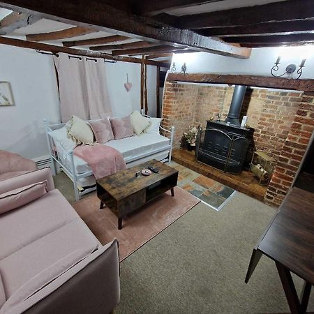 Two Bedroom Grade Ll Cottage At Az Luxury Stays Honey Horsefield With Wifi And Free Parking Hundon Esterno foto
